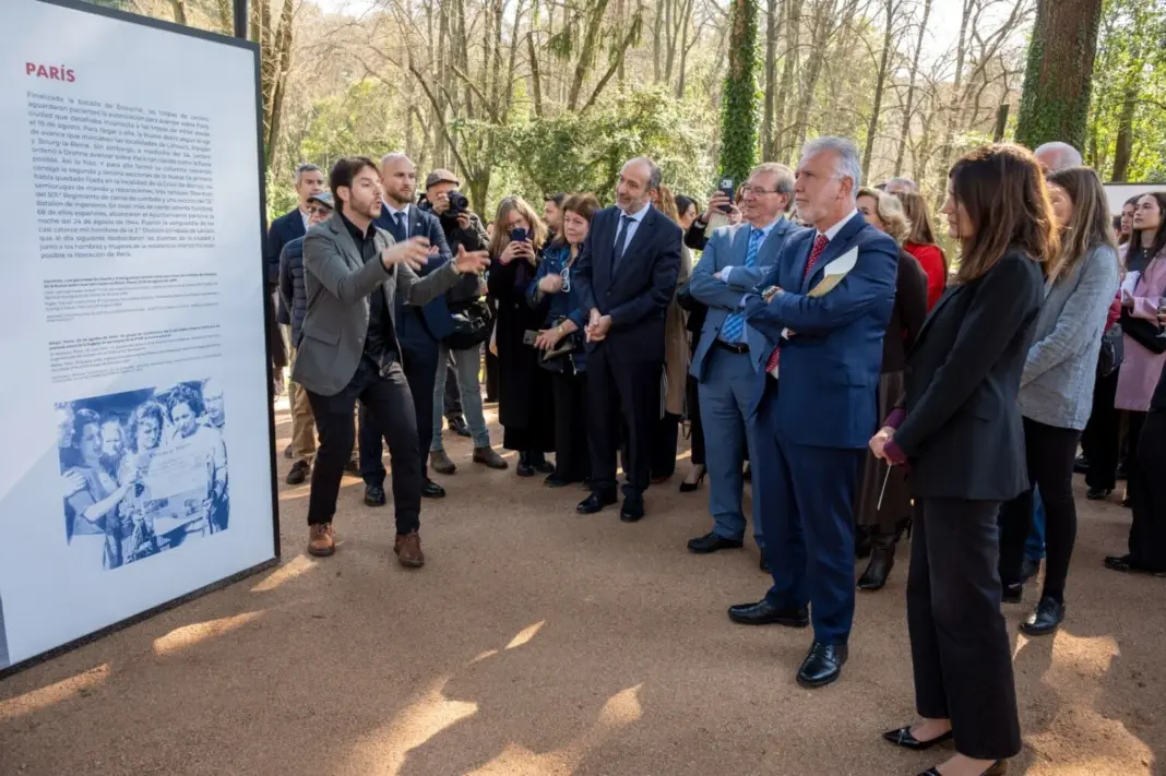 Ángel Víctor Torres homenajea a ‘la Nueve’ en una exposición sobre la liberación de París