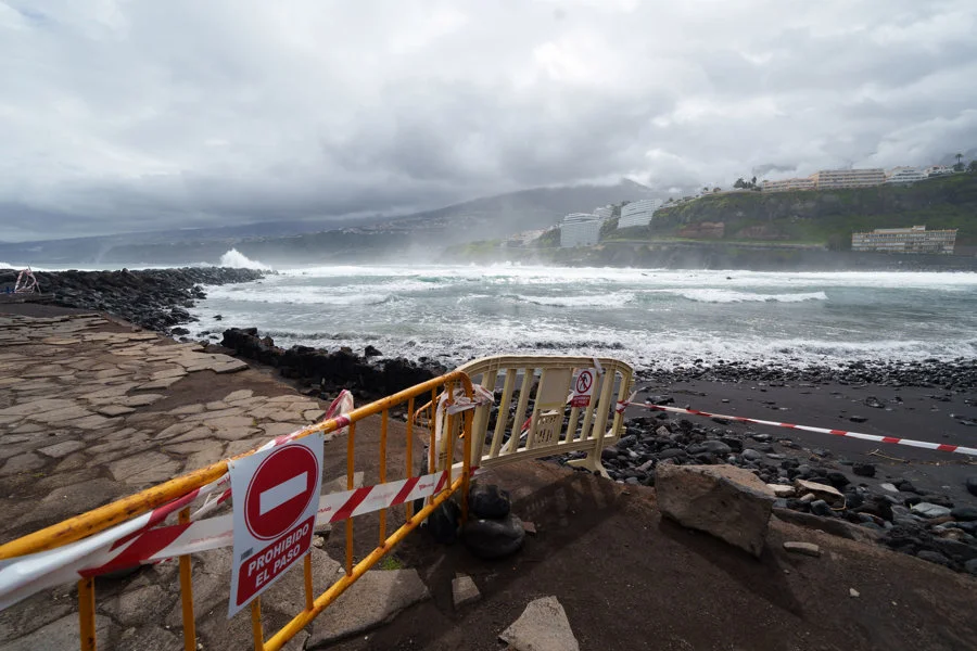Canarias sigue en alerta por vientos, fenómenos costeros y lluvias debido al paso por las islas de la borrasca Therese. En la imagen, el oleaje en una playa de Puerto de la Cruz, en Tenerife. EFE/Ramón de la Rocha
