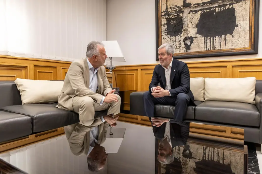 Reunión previa a la presentación del acuerdo entre Canarias y Estado para compensar las medidas anticrisis