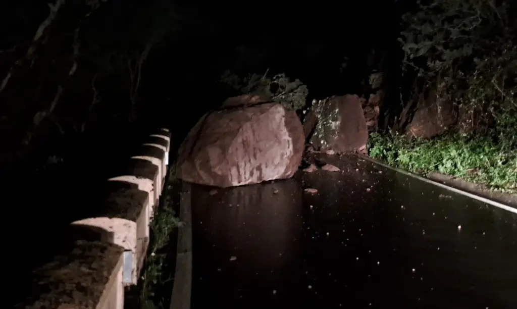 Piedra de gran tamaño en la TF-12. Imagen Cabildo de Tenerife
