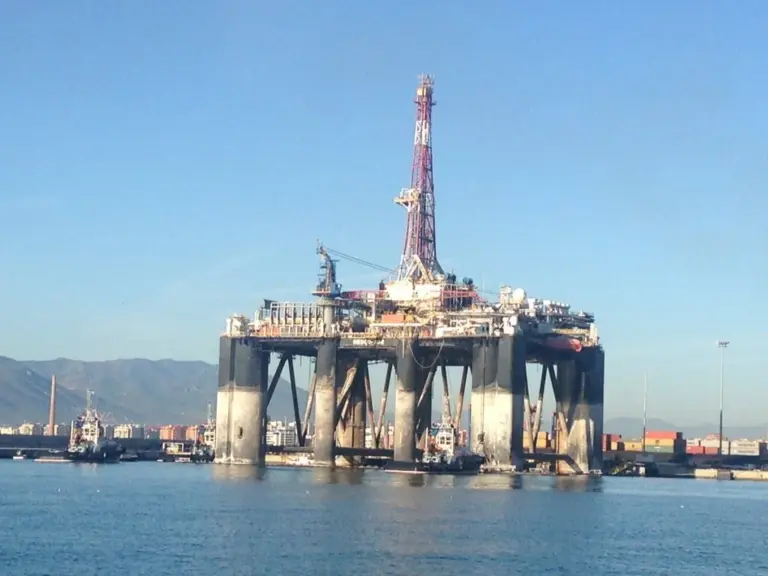 El precio del petróleo se dispara a 113 dólares tras los ataques a refinerías en Oriente Próximo