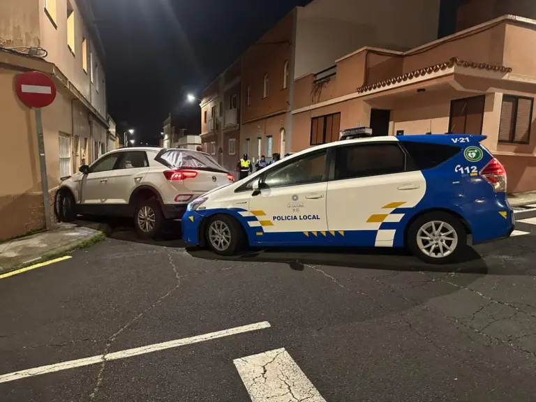 Chocan contra un vehículo y una casa cuando huían en un coche robado por La Laguna