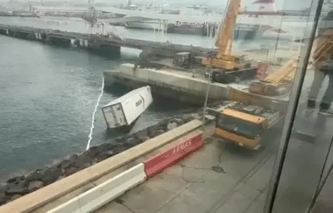 Retiran del agua el camión que cayó este sábado al mar en el Puerto de Las Palmas