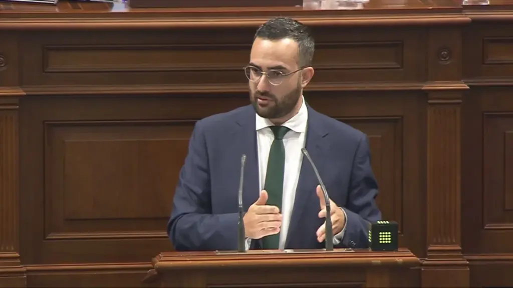 Raúl Acosta (AHI) durante su intervención en el Debate sobre el Estado de la Nacionalidad Canaria. Imagen RTVC