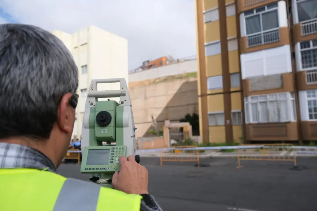 Técnicos municipales estudian la situación del muro en Miller Bajo, Las Palmas de Gran Canaria. Imagen Ayuntamiento de Las Palmas de Gran Canaria