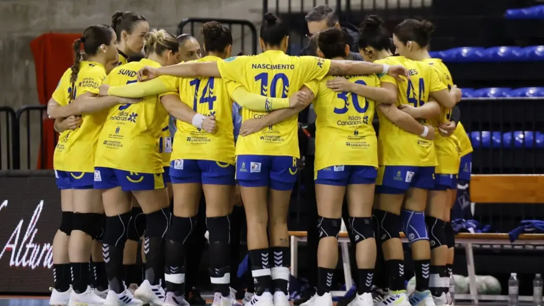 El Rocasa Gran Canaria impulsa el empoderamiento femenino desde el balonmano