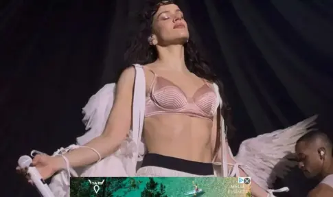 Rosalía hace del escenario su templo y su teatro en el inicio de la gira de ‘Lux’