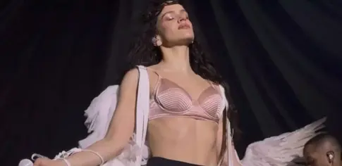 Rosalía hace del escenario su templo y su teatro en el inicio de la gira de ‘Lux’