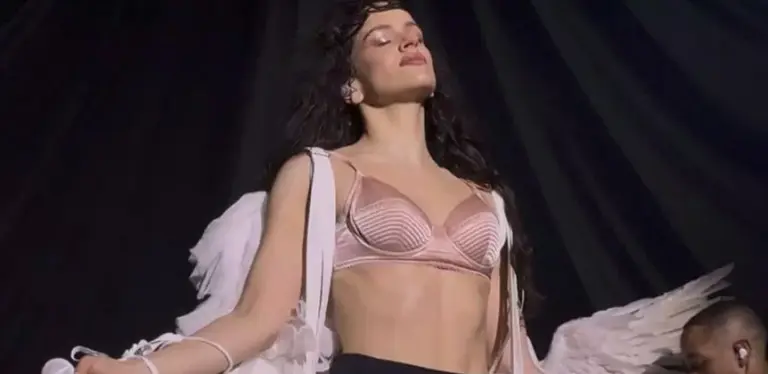 Rosalía hace del escenario su templo y su teatro en el inicio de la gira de ‘Lux’