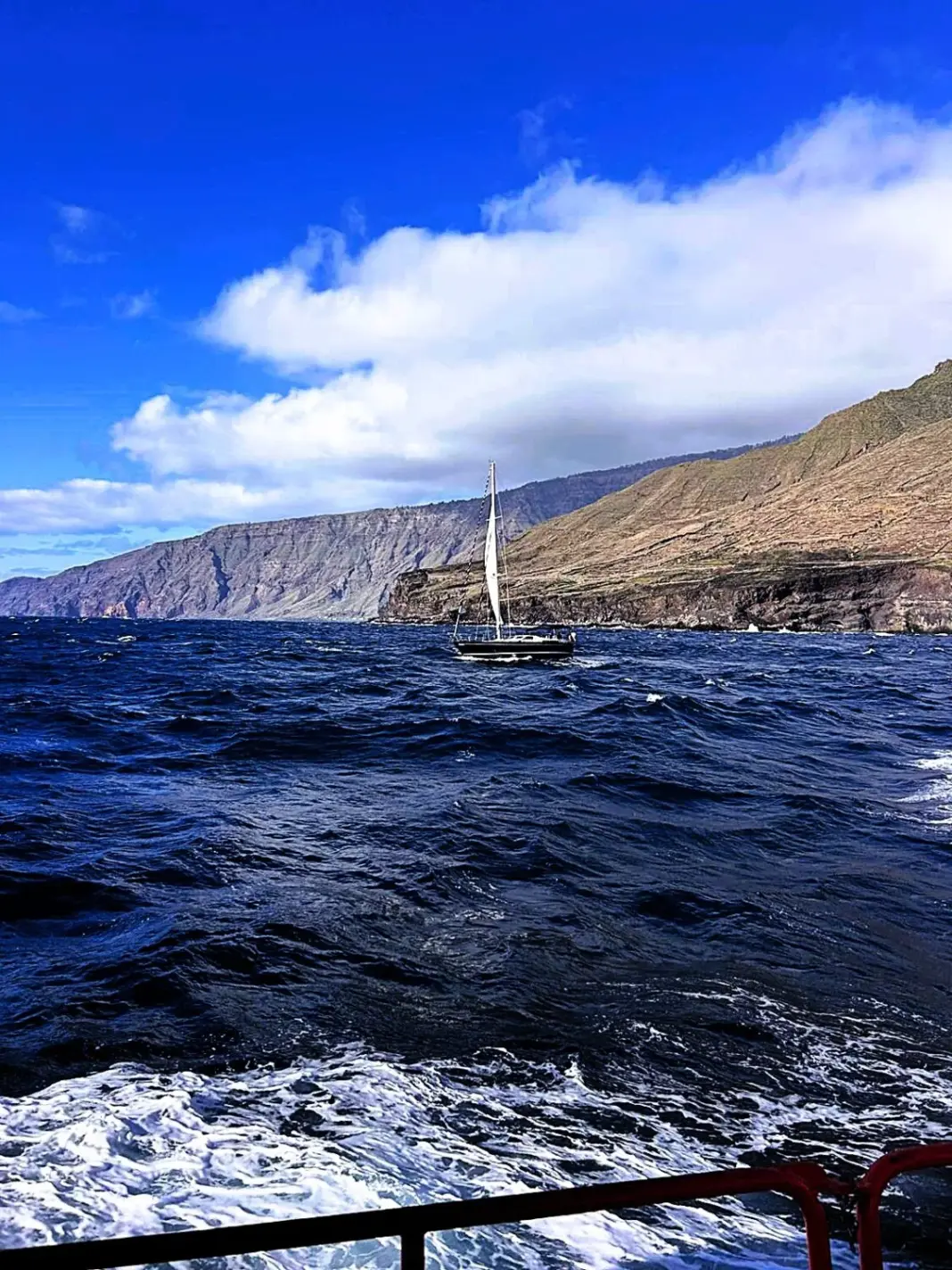 Tanto sus tripulantes, como la embarcación han sido trasladados al Puerto de La Estaca, en la isla de El Hierro