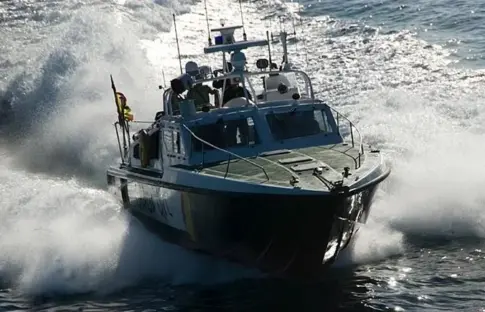 Una treintena de migrantes se lanzan al mar para intentar entrar en Ceuta