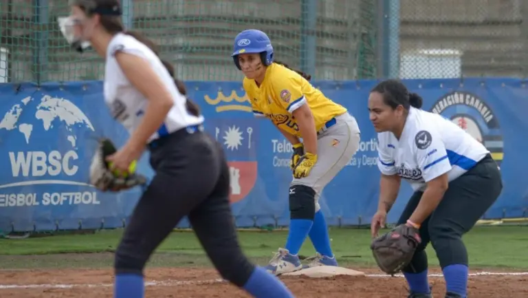 El sófbol femenino hace historia con el primer derbi canario en la élite nacional