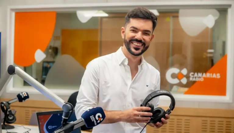 La Radio Canaria se sube a la guagua con ‘Roscas y Cotufas’ para celebrar los 10 años de ‘De Palique’