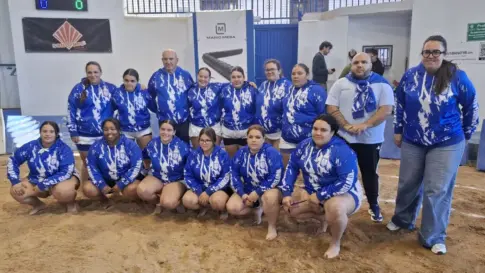 La lucha de la mujer en la arena del Terrero conquista las islas