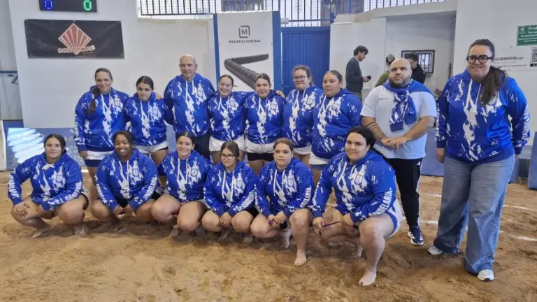 La lucha de la mujer en la arena del Terrero conquista las islas