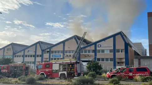 Controlado el incendio en una nave industrial de Güímar, en Tenerife