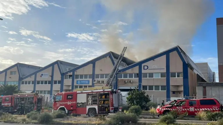 Extinguido el incendio en una nave industrial de Güímar, en Tenerife