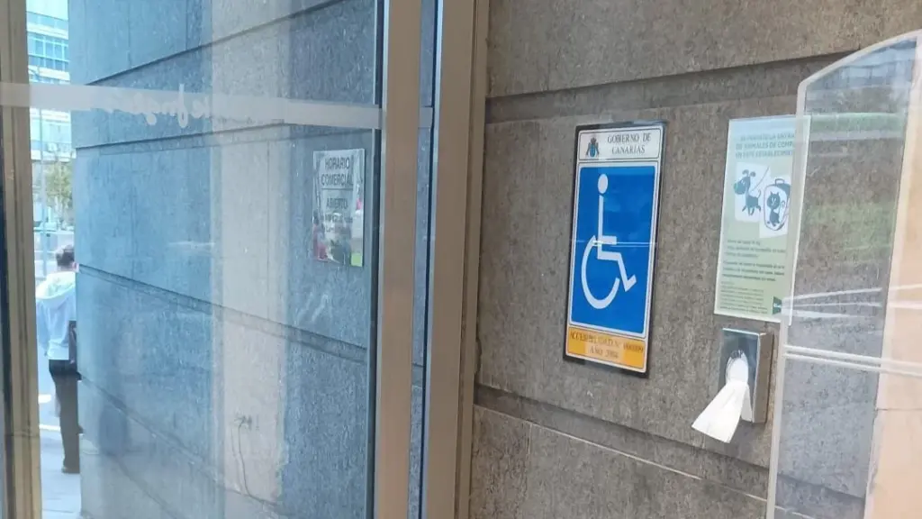 El personal de limpieza de Eulen logra que El Corte Inglés instale carteles y dispensadores