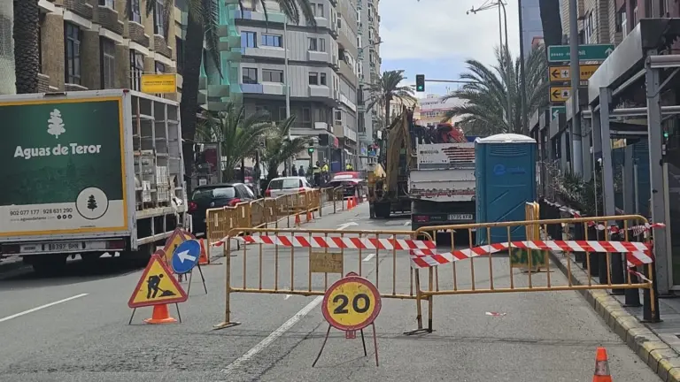 El hundimiento de un carril obliga a cerrar la calle Olof Palme en Las Palmas de Gran Canaria