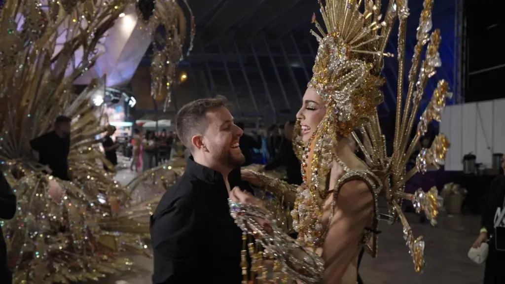 La pieza, dirigida por Alexis Hernández, pone el foco en talleres, almacenes y salas de ensayo.