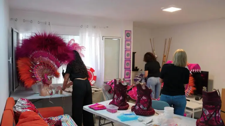 ‘Reinas y Drags’ desvela la ingeniería oculta detrás de las fantasías del Carnaval