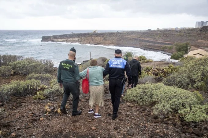 Desalojados varios vecinos del Puertito de Adeje al llegar el mar a sus viviendas