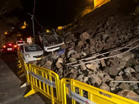 Siete coches afectados tras derrumbarse un muro en Valleseco