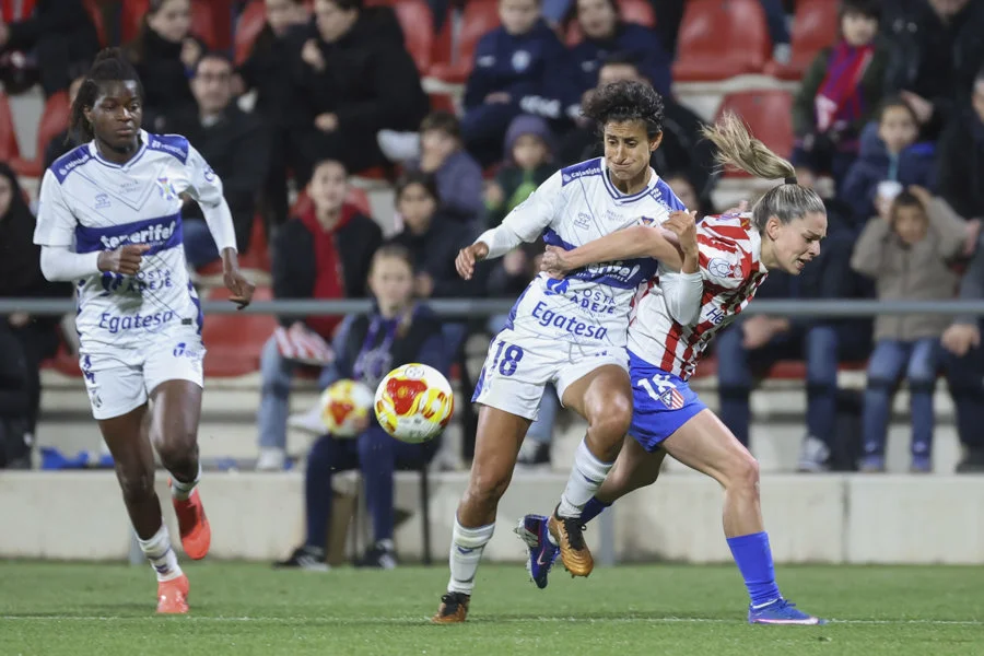 La delantera brasileña del Atlético de Madrid Gio Garbelini (d) lucha con Elba Verges (c), del Tenerife, durante el partido de ida de las semifinales de la Copa de la Reina entre el Atlético de Madrid y el Costa Adeje Tenerife, este miércoles en el Centro Deportivo Cívitas Alcalá de Henares. EFE/Víctor Lerena