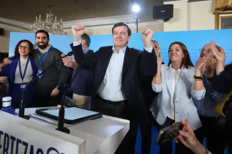 El PP vuelve a depender de un Vox contenido en Castilla y León, donde el PSOE crece