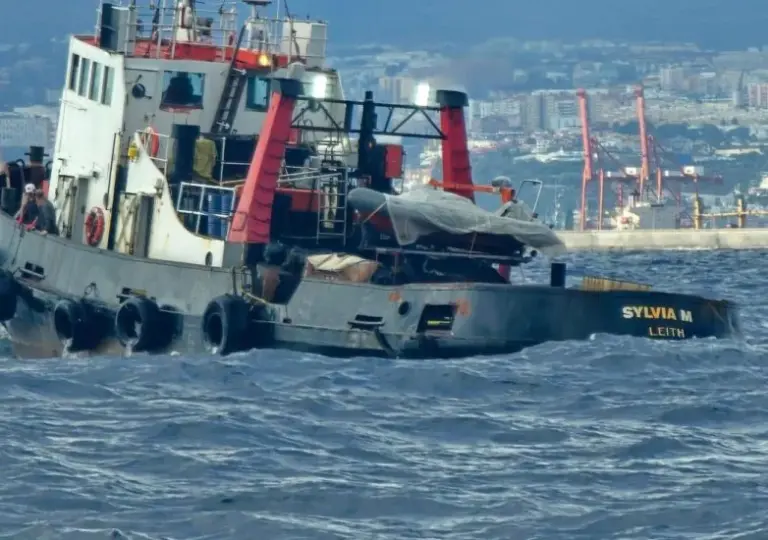 Capitanía Marítima detiene un buque remolcador y su remolque a la fuga