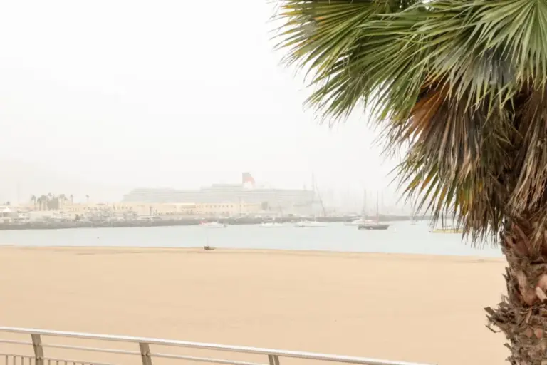 Canarias entra en prealerta por un doble episodio de calima y fuertes vientos