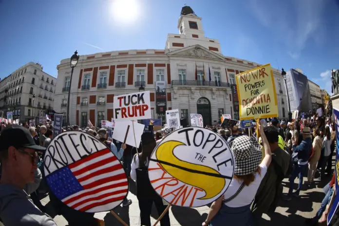 Han predominado pancartas con lemas como 'No tyrants' (No tiranos, en español), 'Salvad al mundo de Trump' o 'Resiste el fascismo'
