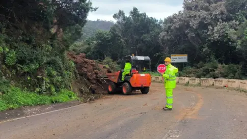 La carretera de Casas de la Cumbre a Afur, en Tenerife, registra un desprendimiento que impide el tráfico en la vía