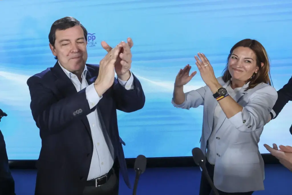 El candidato del PP a la presidencia de Castilla y León Alfonso Fernández Mañueco celebra los resultados electorales