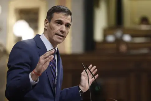 Sánchez acusa a PP y Vox de seguidismo a Aznar y de «cobardía» ante la guerra de Irán