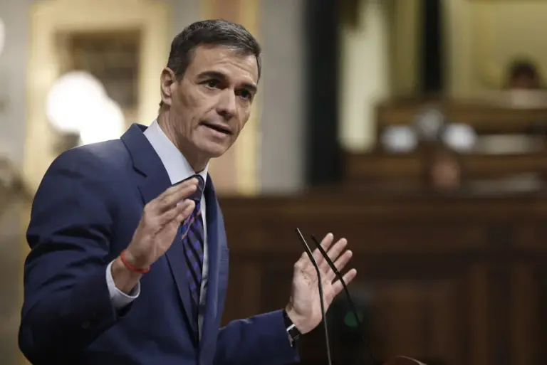 Sánchez acusa a PP y Vox de seguidismo a Aznar y de «cobardía» ante la guerra de Irán