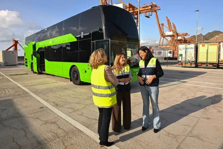 La primera guagua de dos pisos ya está en Tenerife