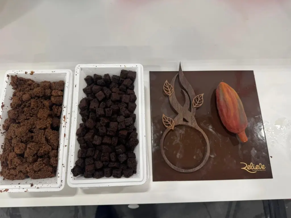 Algunas de las elaboraciones preparadas para elaborar el helado Origen Cacao durante la final que elige el mejor helado del mundo 