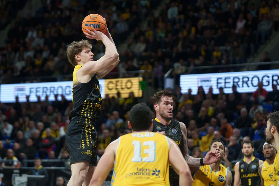 El base del La Laguna Tenerife Dylan Bordón (i) lanza a canasta durante el partido correspondiente a la Champions Basketball League que se celebra este miércoles en el Pabellón Santiago Martín de La Laguna (Tenerife) entre el La Laguna Tenerife y el Dreamland Gran Canaria. EFE/ Ramón De La Rocha