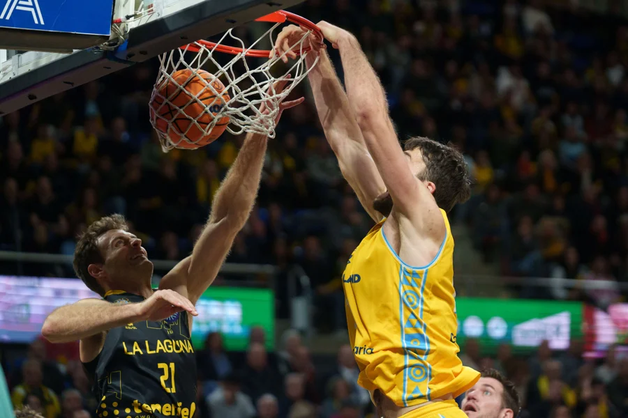 El pívot del Dreamland Gran Canaria Mike Tobey ejecuta un mate ante el ala-pívot del La Laguna Tenerife, Tim Abromaitis (i) durante el partido correspondiente a la Champions Basketball League que se celebra este miércoles en el Pabellón Santiago Martín de La Laguna (Tenerife) entre el La Laguna Tenerife y el Dreamland Gran Canaria. EFE/Ramón de la Rocha
