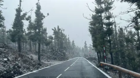 Nieva en el Teide y se cierran los accesos por precaución