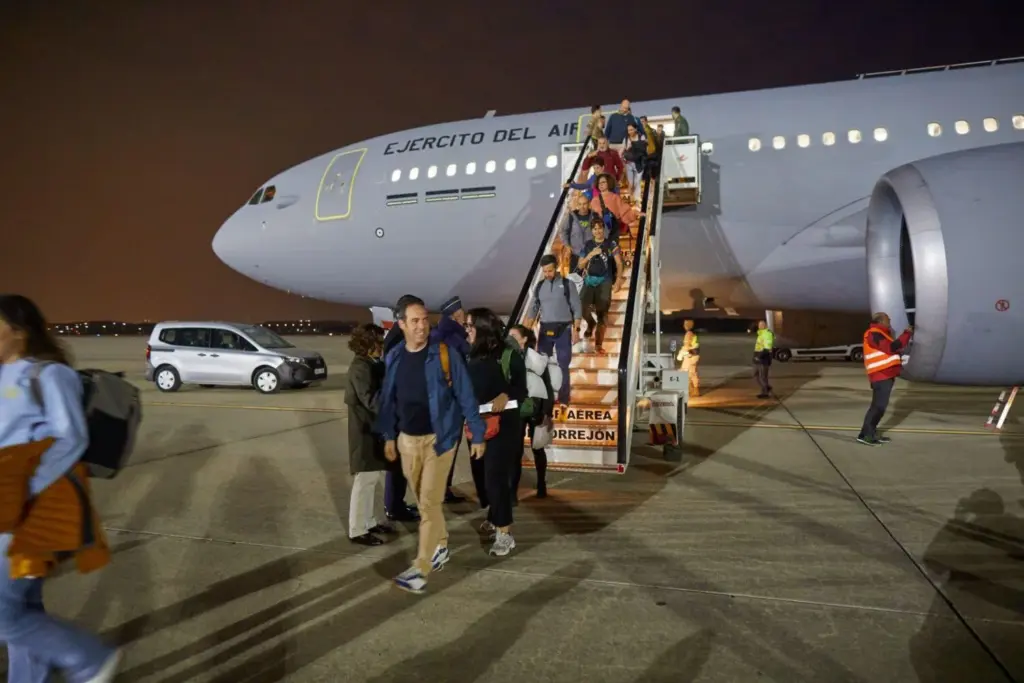 Llega a Torrejón un avión militar con 171 españoles repatriados de Omán por la guerra