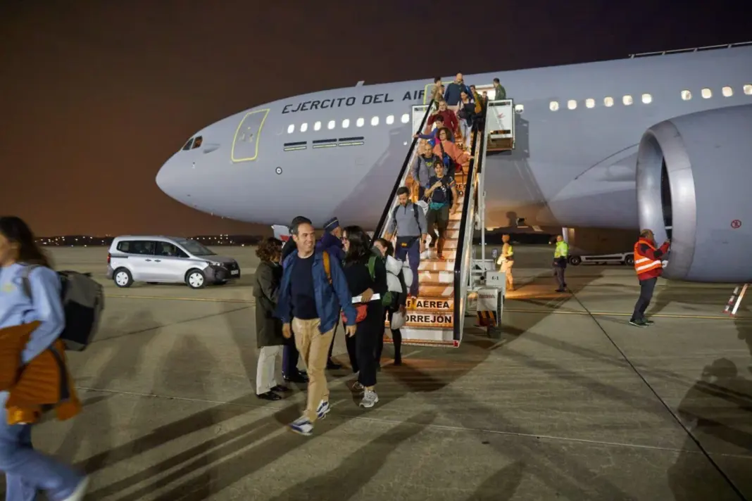 Llega a Torrejón un avión militar con 171 españoles repatriados de Omán por la guerra