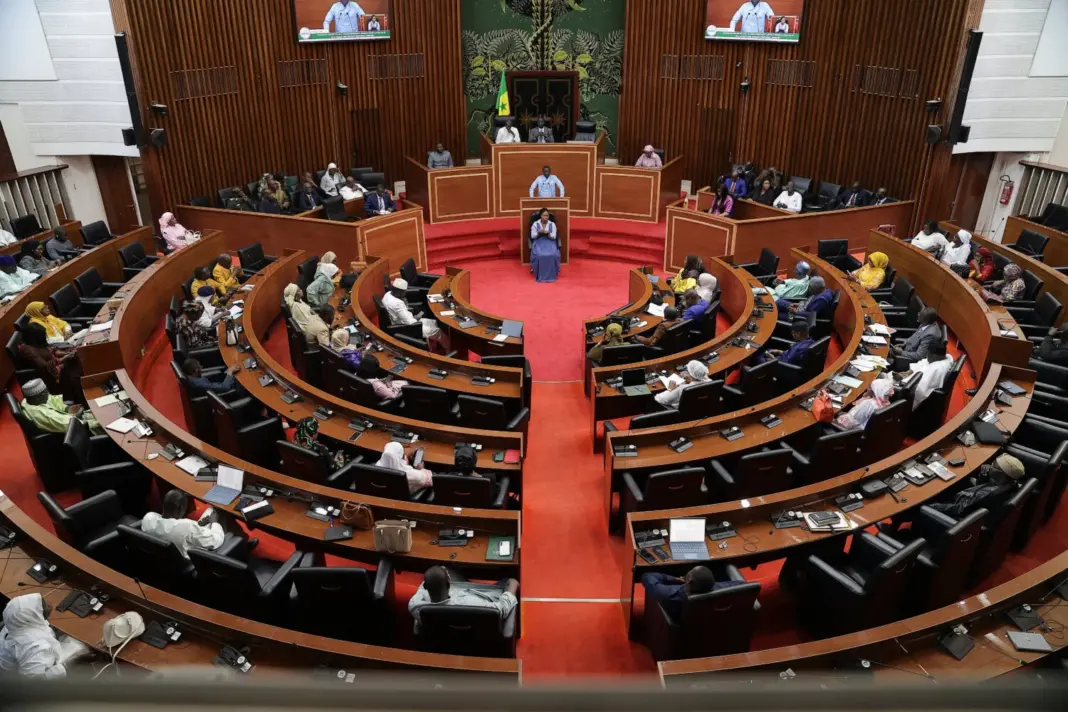 Legisladores senegaleses participan en eldebate sobre elnuevo proyecto de ley que duplica la pena máxima por actos sexuales entre personas del mismo sexo a 10 años y criminaliza la promoción de la homosexualidad, en Dakar, Senegal, el 11 de marzo de 2026. REUTERS/Zohra Bensemra