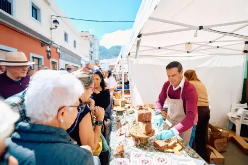 La Feria Europea del Queso celebra un «lleno absoluto» y existencias agotadas en su primera jornada