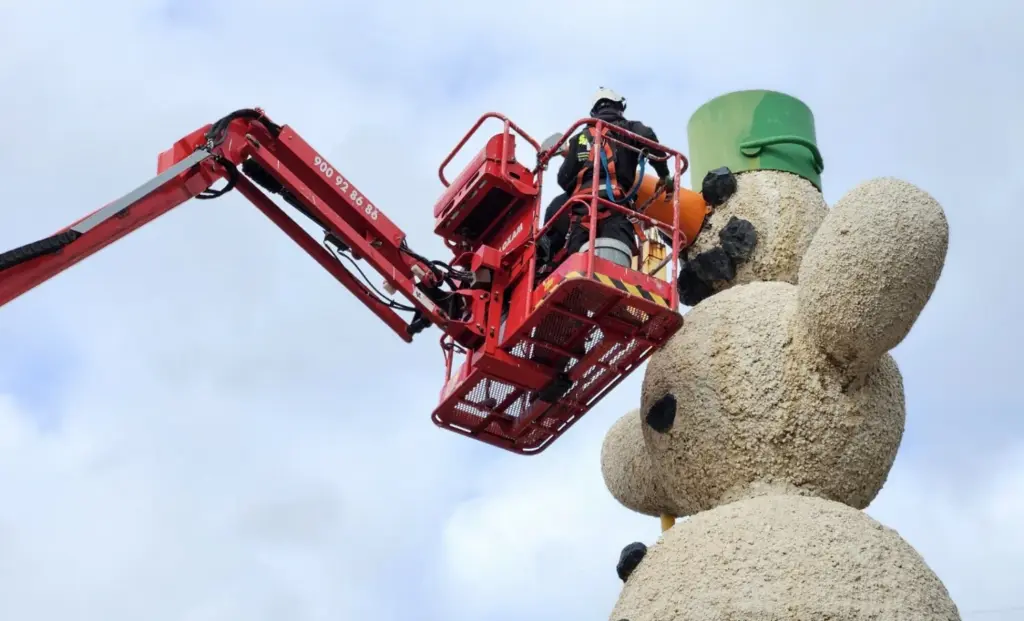 Restituyen la nariz de la conocida escultura 'Muñeco de Nieve' en El Sobradillo, en Santa Cruz de Tenerife 