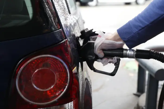 Una persona reposta en una gasolinera. El conflicto de Oriente Medio afecta al repostaje de combustible que aumenta sus precios / EFE / Maria Aguilella Pardo