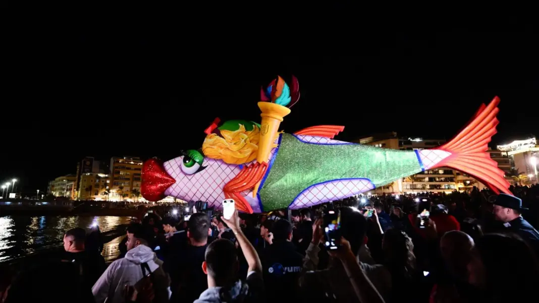 el mundo del Carnaval ha llorado un año más la muerte de la sardina, a la que han acompañado hasta la playa de Las Canteras
