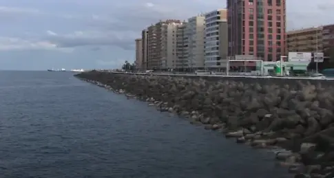 Hallan el cadáver de un hombre en los tetrápodos de la Avenida Marítima de Las Palmas de Gran Canaria