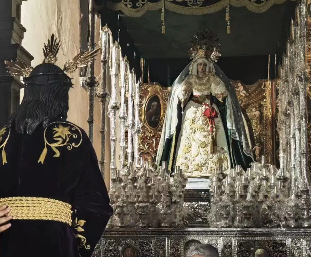 Vegueta acoge la procesión del Cristo de La Salud y la Virgen de la Esperanza